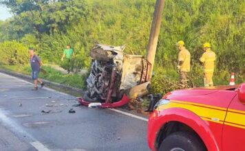 MG: jovem morre carbonizado após carro bater em poste e pegar fogo na BR-381 MG: jovem morre carbonizado após carro bater em poste e pegar fogo na BR-381