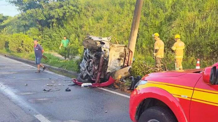 MG: jovem morre carbonizado após carro bater em poste e pegar fogo na BR-381