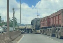 BH: carretas ficam atravessadas após acidente no Anel Rodoviário BH: carretas ficam atravessadas após acidente no Anel Rodoviário