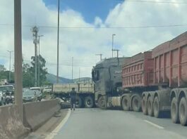 BH: carretas ficam atravessadas após acidente no Anel Rodoviário BH: carretas ficam atravessadas após acidente no Anel Rodoviário