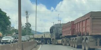 BH: carretas ficam atravessadas após acidente no Anel Rodoviário BH: carretas ficam atravessadas após acidente no Anel Rodoviário