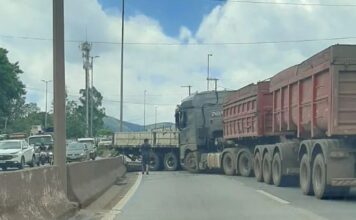 BH: carretas ficam atravessadas após acidente no Anel Rodoviário BH: carretas ficam atravessadas após acidente no Anel Rodoviário