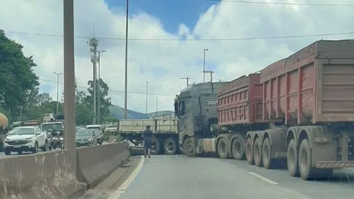 BH: carretas ficam atravessadas após acidente no Anel Rodoviário