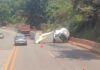 BR-040: caminhão tomba próximo ao Pires, em Congonhas BR-040: caminhão tomba próximo ao Pires, em Congonhas