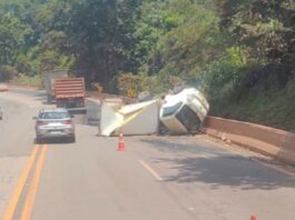 BR-040: caminhão tomba próximo ao Pires, em Congonhas BR-040: caminhão tomba próximo ao Pires, em Congonhas