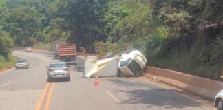 BR-040: caminhão tomba próximo ao Pires, em Congonhas BR-040: caminhão tomba próximo ao Pires, em Congonhas