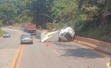 BR-040: caminhão tomba próximo ao Pires, em Congonhas BR-040: caminhão tomba próximo ao Pires, em Congonhas
