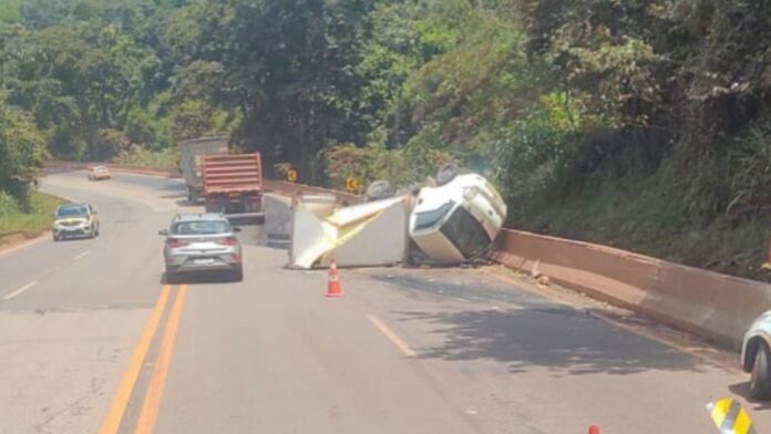 BR-040: caminhão tomba próximo ao Pires, em Congonhas