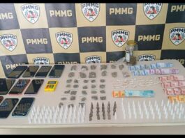 Itabirito: PM apreende 59 pedras de crack, 113 pinos de cocaína e maconha; 4 detidos, sendo 2 menores Itabirito: PM apreende 59 pedras de crack, 113 pinos de cocaína e maconha; 4 detidos, sendo 2 menores