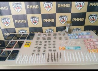 Itabirito: PM apreende 59 pedras de crack, 113 pinos de cocaína e maconha; 4 detidos, sendo 2 menores Itabirito: PM apreende 59 pedras de crack, 113 pinos de cocaína e maconha; 4 detidos, sendo 2 menores