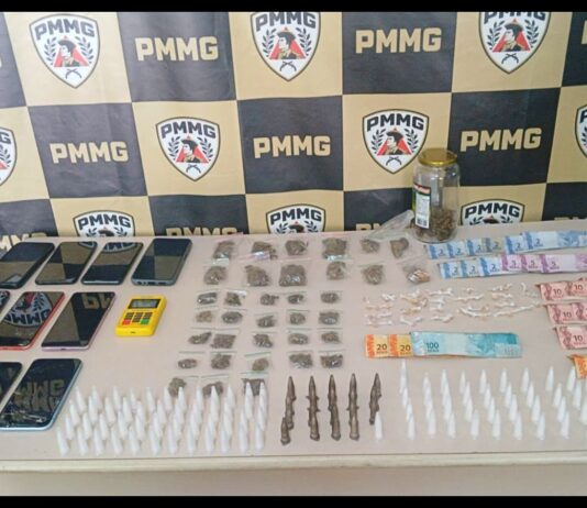 Itabirito: PM apreende 59 pedras de crack, 113 pinos de cocaína e maconha; 4 detidos, sendo 2 menores Itabirito: PM apreende 59 pedras de crack, 113 pinos de cocaína e maconha; 4 detidos, sendo 2 menores