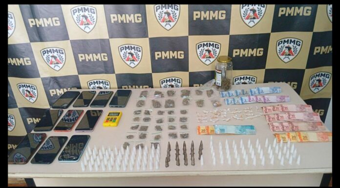 Itabirito: PM apreende 59 pedras de crack, 113 pinos de cocaína e maconha; 4 detidos, sendo 2 menores Itabirito: PM apreende 59 pedras de crack, 113 pinos de cocaína e maconha; 4 detidos, sendo 2 menores