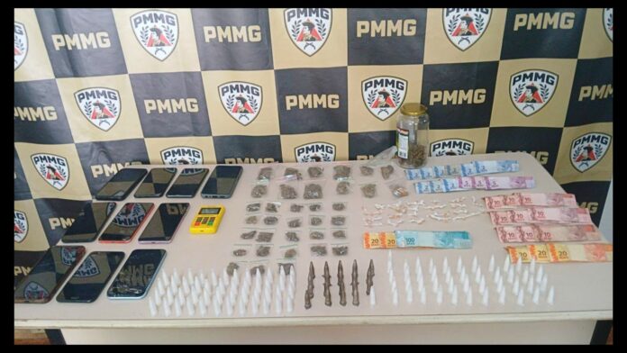 Itabirito: PM apreende 59 pedras de crack, 113 pinos de cocaína e maconha; 4 detidos, sendo 2 menores