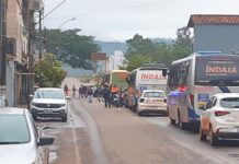 Manifestação bloqueia trânsito no São Cristóvão após demolição de casas em Mariana Manifestação bloqueia trânsito no São Cristóvão após demolição de casas em Mariana