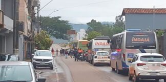 Manifestação bloqueia trânsito no São Cristóvão após demolição de casas em Mariana Manifestação bloqueia trânsito no São Cristóvão após demolição de casas em Mariana