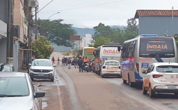 Manifestação bloqueia trânsito no São Cristóvão após demolição de casas em Mariana Manifestação bloqueia trânsito no São Cristóvão após demolição de casas em Mariana
