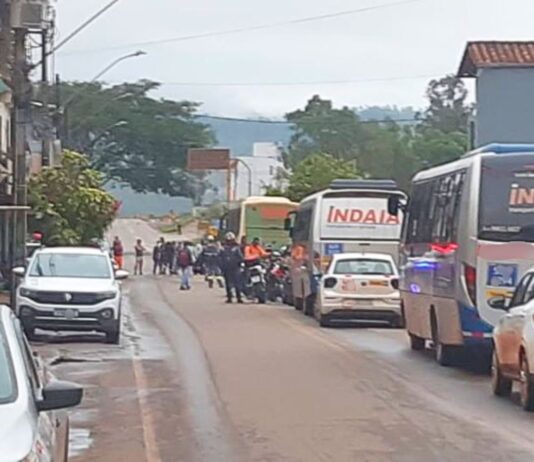 Manifestação bloqueia trânsito no São Cristóvão após demolição de casas em Mariana Manifestação bloqueia trânsito no São Cristóvão após demolição de casas em Mariana
