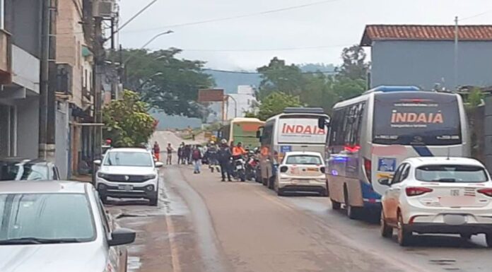 Manifestação bloqueia trânsito no São Cristóvão após demolição de casas em Mariana Manifestação bloqueia trânsito no São Cristóvão após demolição de casas em Mariana