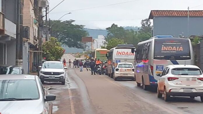 Manifestação bloqueia trânsito no São Cristóvão após demolição de casas em Mariana