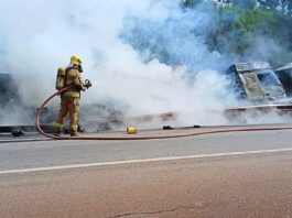 Batida entre caminhões deixa 2 feridos e um dos veículos pega fogo na BR-381; VEJA VÍDEO Batida entre caminhões deixa 2 feridos e um dos veículos pega fogo na BR-381; VEJA VÍDEO