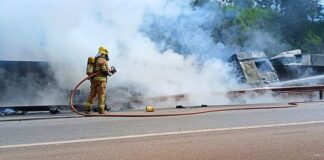 Batida entre caminhões deixa 2 feridos e um dos veículos pega fogo na BR-381; VEJA VÍDEO Batida entre caminhões deixa 2 feridos e um dos veículos pega fogo na BR-381; VEJA VÍDEO