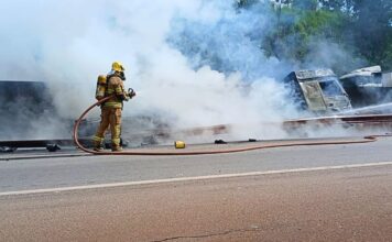 Batida entre caminhões deixa 2 feridos e um dos veículos pega fogo na BR-381; VEJA VÍDEO Batida entre caminhões deixa 2 feridos e um dos veículos pega fogo na BR-381; VEJA VÍDEO