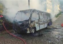 Ônibus pega fogo próximo à Igreja Nossa Senhora da Conceição, em Ouro Preto