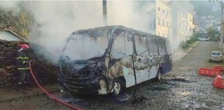 Ônibus pega fogo próximo à Igreja Nossa Senhora da Conceição, em Ouro Preto