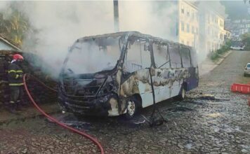 Ônibus pega fogo próximo à Igreja Nossa Senhora da Conceição, em Ouro Preto