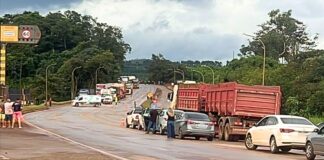 Congonhas: caminhão perde controle, bate em poste e estrutura cai sobre carro na BR-040 Congonhas: caminhão perde controle, bate em poste e estrutura cai sobre carro na BR-040