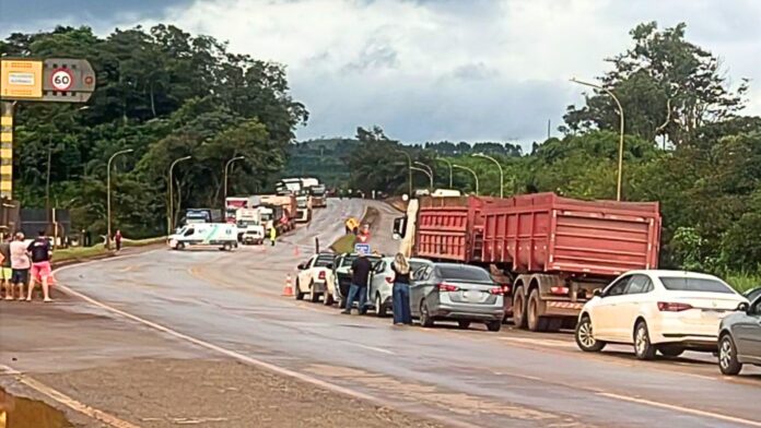 Congonhas: caminhão perde controle, bate em poste e estrutura cai sobre carro na BR-040 Congonhas: caminhão perde controle, bate em poste e estrutura cai sobre carro na BR-040