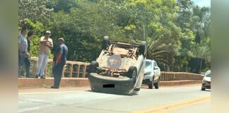 BR-356: ao desviar de veículo na contramão, carro capota em viaduto, próximo ao acesso 1 de Itabirito BR-356: carro capota e fica com as rodas para cima em viaduto, próximo ao acesso 1 de Itabirito