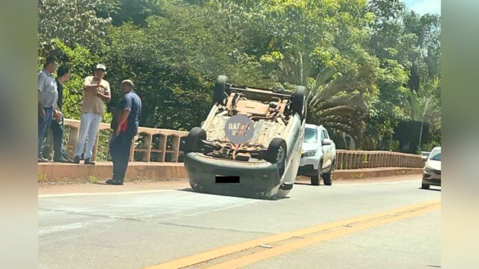 BR-356: carro capota e fica com as rodas para cima em viaduto, próximo ao acesso 1 de Itabirito