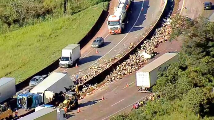 MG: caminhão com carga de maçãs tomba na BR-381; motorista fica ferido