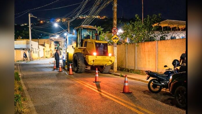 Itabirito: máquina pesada apresenta defeito mecânico e deixa trânsito em meia pista no Santa Efigênia