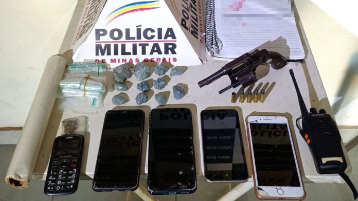 Mariana: adolescente nervoso diante da PM revela que irmão é traficante; drogas e arma encontradas Mariana: adolescente nervoso diante da PM revela que irmão é traficante; drogas e arma encontradas