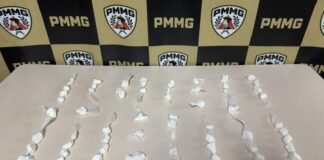 Itabirito: PM apreende 63 porções de cocaína e simulacro de arma de fogo no Monte Verde Itabirito: após denúncia, PM apreende 63 porções de cocaína e simulacro de arma de fogo no Monte Verde