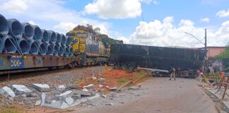 MG: carreta tenta cruzar linha férrea e é atingida por trem; VEJA VÍDEO MG: carreta tenta cruzar linha férrea e é atingida por trem; VEJA VÍDEO