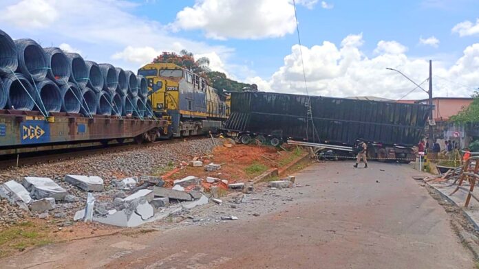 MG: carreta tenta cruzar linha férrea e é atingida por trem; VEJA VÍDEO