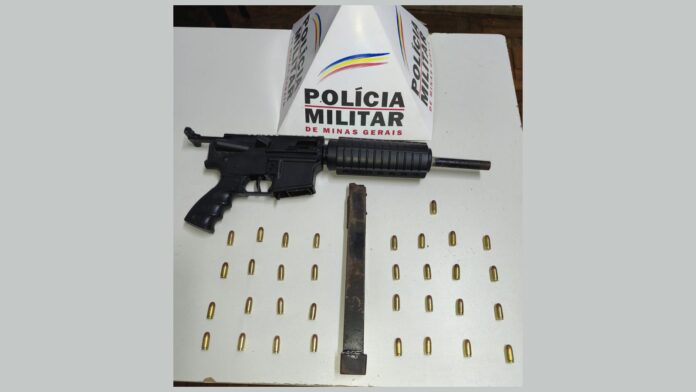 Itabirito: filho é preso pela PM após espancar mãe idosa; arma é encontrada no carro do autor