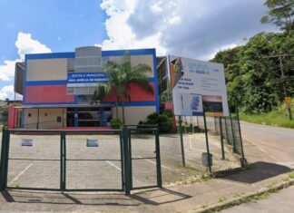 Briga entre alunos na Escola Ana Amélia, Itabirito: 1 com dente deslocado e ambos vão parar na delegacia Briga entre alunos na Escola Ana Amélia, Itabirito: 1 com dente deslocado e ambos vão parar na delegacia