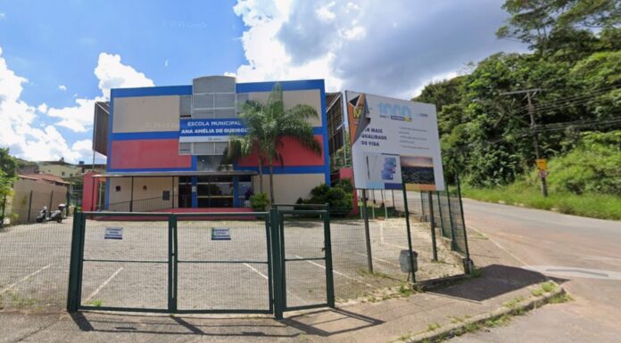 Briga entre alunos na Escola Ana Amélia, Itabirito: 1 com dente deslocado e ambos vão parar na delegacia Briga entre alunos na Escola Ana Amélia, Itabirito: 1 com dente deslocado e ambos vão parar na delegacia