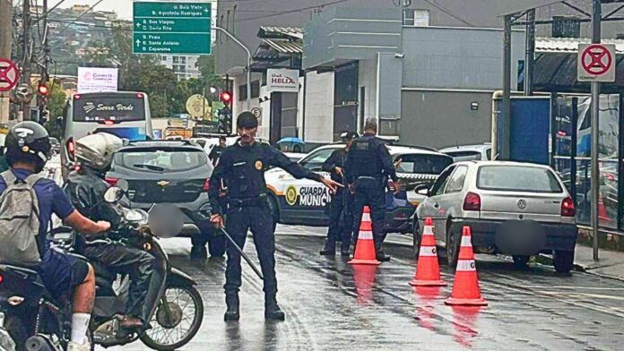 GCM de Itabirito flagra falta de CNH e calçados inadequados em blitz no Centro; 12 multas