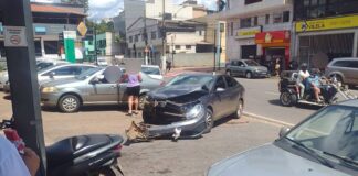 Motorista que seguia GPS entra na contramão e provoca acidente no Centro de Itabirito Motorista que seguia GPS entra na contramão e provoca acidente no Centro de Itabirito