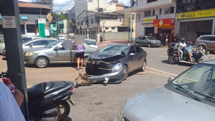 Motorista que seguia GPS entra na contramão e provoca acidente no Centro de Itabirito