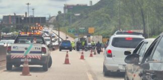 BR-040: motociclista fica ferida após colisão com carro próximo à entrada do Anel Rodoviário, em BH BR-040: motociclista fica ferida após colisão com carro próximo à entrada do Anel Rodoviário, em BH