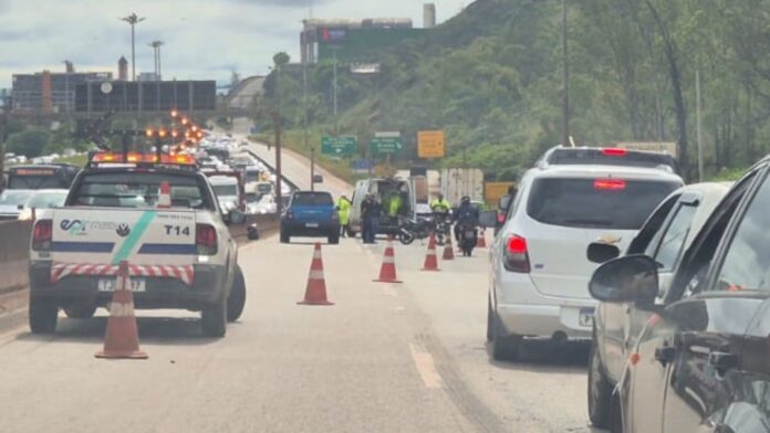 BR-040: motociclista fica ferida após colisão com carro próximo à entrada do Anel Rodoviário, em BH BR-040: motociclista fica ferida após colisão com carro próximo à entrada do Anel Rodoviário, em BH