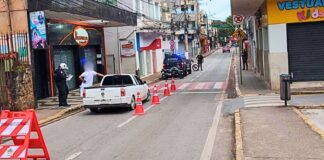 Em blitz com foco na perturbação e motos irregulares, GCM de Itabirito flagra condutores usando telefone