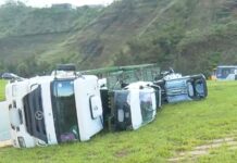 BR-040: carreta-cegonha tomba em BH BR-040: carreta-cegonha tomba em BH