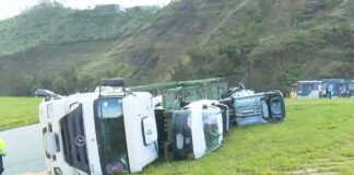 BR-040: carreta-cegonha tomba em BH BR-040: carreta-cegonha tomba em BH